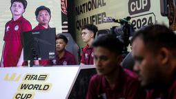 Sejumlah peserta kategori consloe tampak serius saat berkompetisi dalam seleksi nasional atau Indonesia National Qualifier FIFAe World Cup 2024 yang berlangsung di Point Arena, Jakarta Selatan, Sabtu (02/11/2024). (Bola.com/Bagaskara Lazuardi)