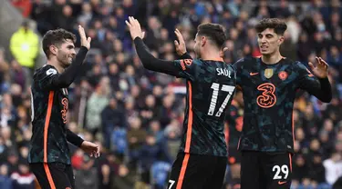 Pemain Chelsea Christian Pulisic (kiri) merayakan setelah mencetak gol ke gawang Burnley pada pertandingan sepak bola Liga Inggris di Turf Moor, Burnley, Inggris, 5 Maret 2022. Chelsea menang 4-0. (Oli SCARFF/AFP)