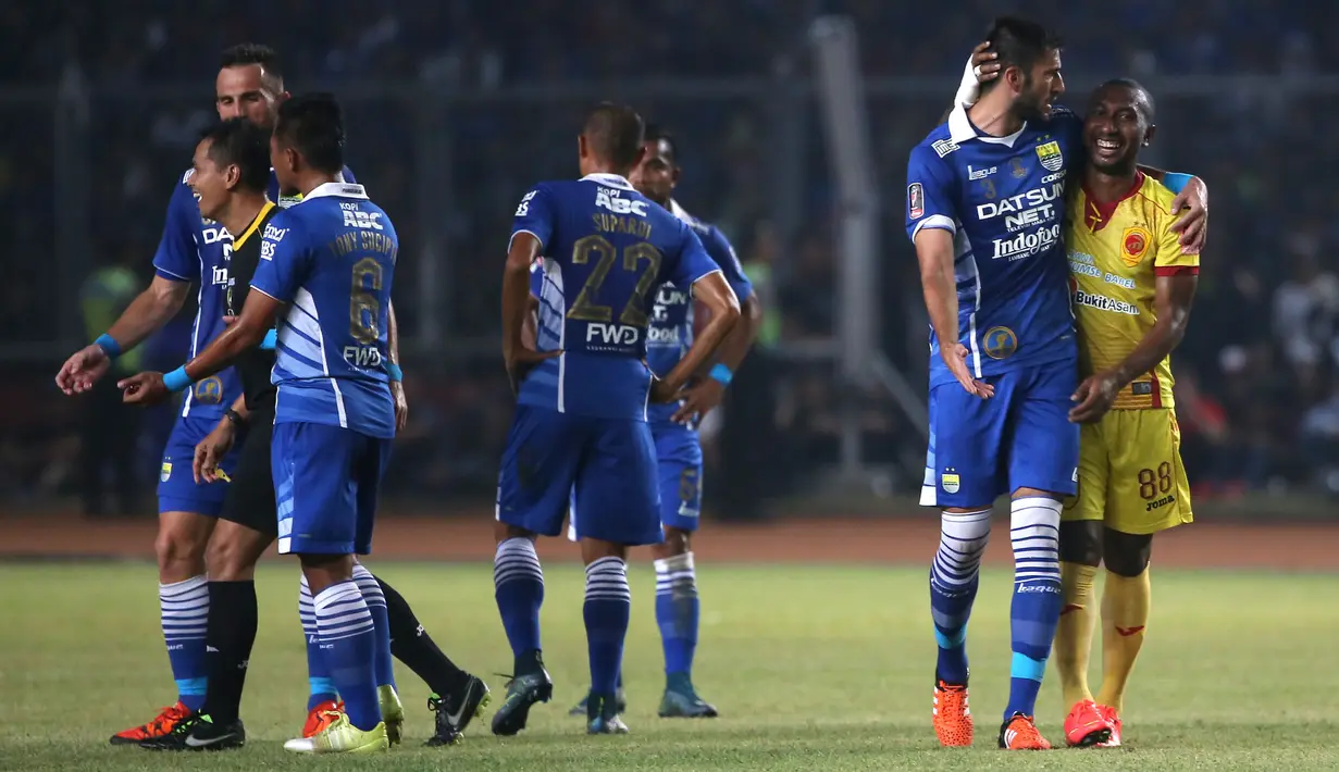 Pemain Persib, Vladimir Vujovic, berbincang dengan pemain Sriwijaya FC, Patrice Wanggai dalam Final Piala Presiden 2015 di Stadion Utama Gelora Bung Karno, Jakarta, Minggu (18/10/2015). (Bola.com/Nicklas Hanoatubun)