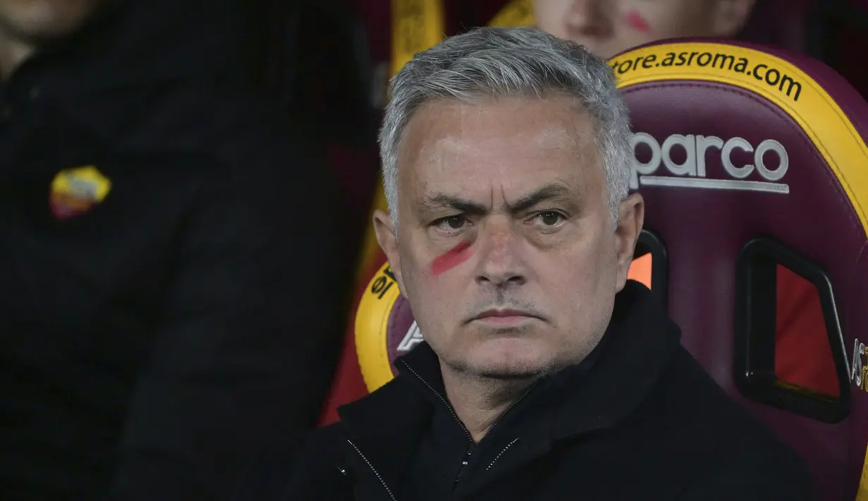<p>Pelatih AS Roma, Jose Mourinho saat menghadapi Hellas Verona dalam laga pekan ke-23 Liga Italia 2022/2023 di Olimpic Stadium, Roma, Italia (19/2/2023). (LaPresse via AP Photo/Alfredo Falcone)</p>
