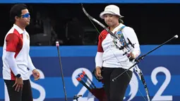 Atlet panahan putri Indonesia, Rezza Octavia berbincang dengan sang pelatih, Denny, saat menghadapi wakil Korea Selatan, Lim Si-hyeon pada babak 32 besar nomor individual putri cabor panahan Olimpiade Paris 2024 di Les Invalides Arena, Paris, Kamis (1/8/2024). (Dok. NOC Indonesia/Antara/Wahyu Putro A)