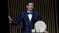 Striker Bayern Munchen dan Timnas Polandia, Robert Lewandowski, kembali gagal meraih Ballon d'Or. Pada edisi 2021, Selasa (30/11/2021) dini hari WIB, Lewandowski kalah dari Lionel Messi. (AP Photo/Christophe Ena)