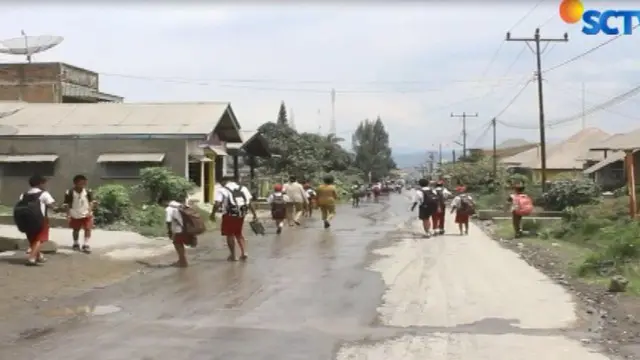 Selain menyediakan bantuan alat kesehatan, warga juga berharap pemerintah segera menyiram jalan dan pemukiman warga untuk mengurangi timbunan abu.
