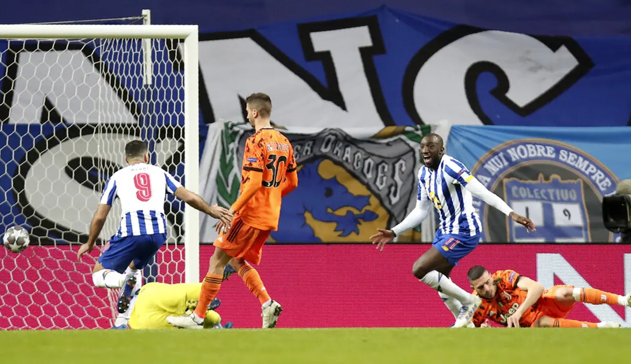 Pemain FC Porto Moussa Marega (kedua kanan) melakukan selebrasi  usai mencetak gol ke gawang Juventus pada leg pertama babak 16 besar Liga Champions di Stadion Dragao, Porto, Portugal, Rabu (17/2/2021). FC Porto menang 2-1. (AP Photo/Luis Vieira)
