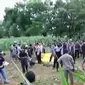 Densus 88 yang mengepung mereka selama kurang lebih enam jam di kebun jagung akhirnya menembak mati seluruh terduga teroris (Liputan 6 SCTV).