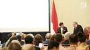 Ketua Kadin Komite Rusia Didit Ratam dan Ketua Kadin Rusia Indonesia Mikhail Karitsya berbincang pada pertemuan antara delegasi Expocentre dengan para pelaku ekonomi Indonesia di Mega Kuningan, Jakarta, Selasa (12/3). (Liputan6.com/Fery Pradolo)