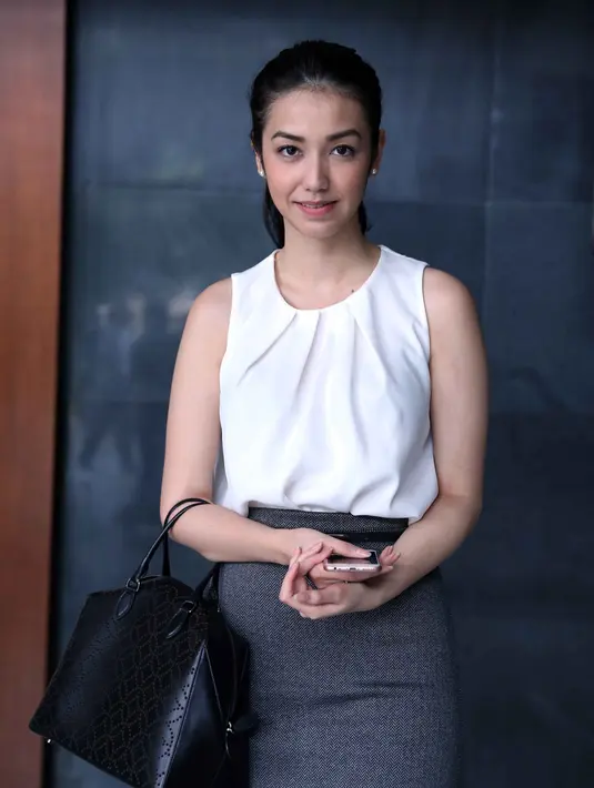 Oleh karenanya, Velove Vexia seringkali menyempatkan diri mengikuti proses hukum ayahnya guna memberi support. Seperti halnya pada sidang lanjutan OC Kaligis yang digelar hari ini di pengadilan Tipikor, Jakarta Pusat. (Nurwahyunan/Bintang.com)