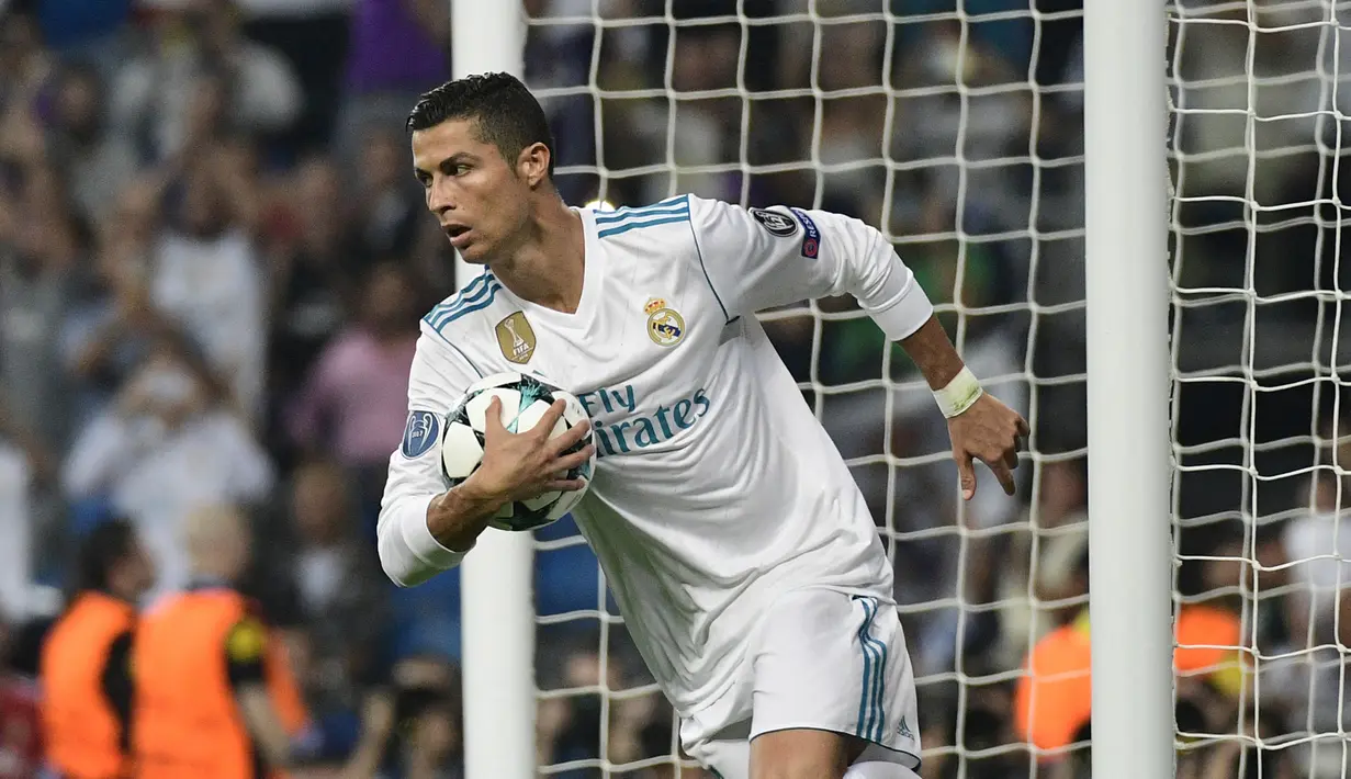 Cristiano Ronaldo. Striker Manchester United berusia 37 tahun yang dirumorkan bakal hijrah ke AS Roma di awal musim 2022/2023 ini tercatat pernah mengoleksi 50 gol atau lebih dalam 1 musim sebanyak 6 kali yang hebatnya diraih secara beruntun pada musim 2010/2011 hingga 2015/2016. Semuanya dibuat saat ia berseragam Real Madrid dengan jumlah gol berturut-turut adalah 53, 60, 55, 51, 61 dan 51 gol. (AFP/Pierre-Philippe Marcou)