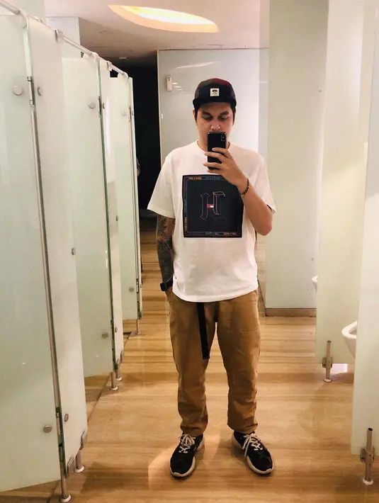 “Gue jadi extras inget banget gue paling 2-3 detik munculnya dan muka gue nggak keliatan. Setelah dari itu barulah gue nyoba casting dimana-mana dan sempet belajar d sanggar juga," jelas aktor tampan yang pernah membintangi sinetron Ganteng Ganteng Serigala (GGS). (Instagram/kevinjulio1993)