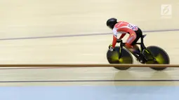 Pembalap sepeda Indonesia, Chrismonita Dwi Putri memacu sepedanya di nomor Women Elite nomor 500m Time Trial Asian Track Championships 2019 di Jakarta International Velodrome, Kamis (10/1). Putri meraih mendali perunggu. (Bola.com/Yoppy Renato)