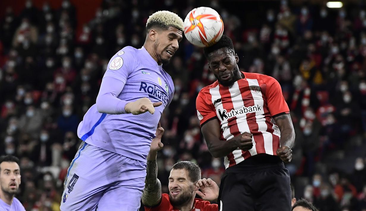 Bek Barcelona, Ronald Araujo berebut bola udara dengan pemain Athletic Bilbao, Inaki Williams pada pertandingan babak 16 besar Copa del Rey Cup Spanyol di stadion San Mames di Bilbao, Jumat (21/1/2022). Athletic Bilbao menang tipis atas Barcelona 3-2. (AP Photo/Alvaro Barrientos)