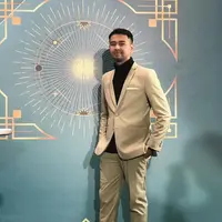 Raffi Ahmad, menjadi salah satu orang yang mendapatkan vaksin gelombang pertama. Di tanggal 13 Januari 2021 lalu, Raffi mendapat vaksin tahap pertama. Dan kemarin, Rabu (27/1/2021), ia kembali divaksin tahap kedua. (Instagram/raffinagita1717)