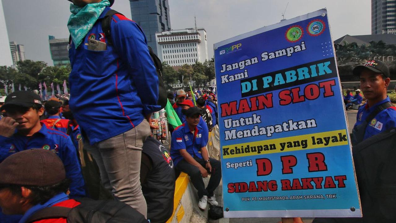 Massa buruh juga akan melakukan aksi long march dari Patung Kuda menuju Gedung<br>Mahkamah Konstitusi (MK).
