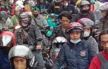 Cerita Warga Jakarta Nikmati 'Terjebak' di Depan Masjid At'Tawun Puncak Selama 3 Jam: Ini Seninya, Bercanda Saja di Mobil