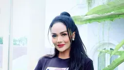 Gaya penampilan ibunda Aurel Hermansyah ini memang dikenal tak kalah dengan anak muda. Krisdayanti sering berpenampilan modis saat sedang bersantai dengan mengenakan kaus. (Liputan6.com/IG/@krisdayantilemos)