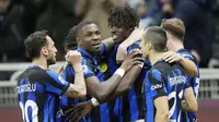 Para pemain Inter Milan merayakan gol yang dicetak oleh Yann Aurel Bisseck ke gawang Lecce pada pekan ke-17 Serie A 2023/2024 di Stadion Giuseppe Meazza, Minggu (24/12/2023). hasil ini membuat Inter memimpin klasemen dengan memiliki 44 poin dari 17 pertandingan. (AP Photo/Luca Bruno)
