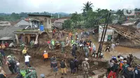 Tim SAR gabungan TNI, Polri, dan relawan membersihkan material longsor usai banjir bandang menerjang Kampung Cibuntu, Desa Pasawahan, Kecamatan Cicurug, Sukabumi, Selasa (22/9/2020). Banjir mengakibatkan puluhan bangunan rusak berat, 12 rumah hanyut, dan dua korban hilang. (merdeka.com/Arie Basuki)