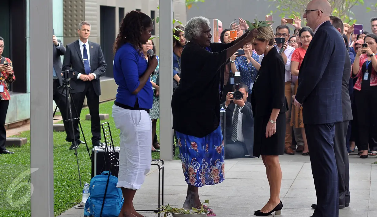 Menlu Australia, Julie Bishop mengikuti prosesi adat Australia Barat saat meresmikan Kedubes Australia yang baru di Kuningan, Jakarta, Senin (21/3). Kedubes Australia di Jakarta ini adalah Kedubes Australia terbesar di dunia. (Liputan6.com/JohanTallo)