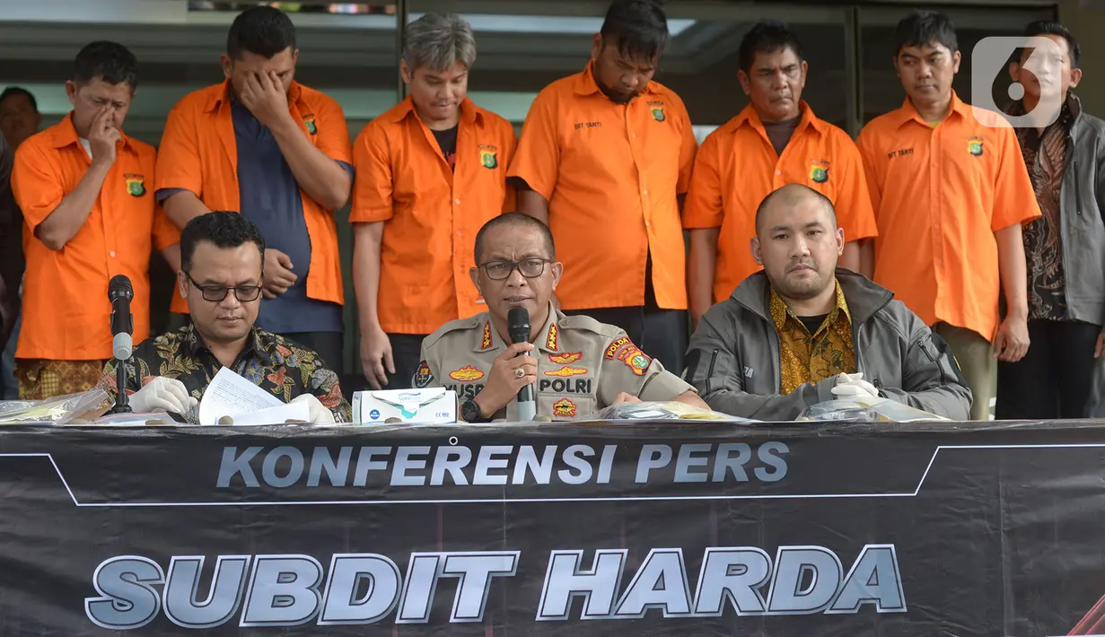 Direktorat Kriminal Umum Polda Metro Jaya menyampaikan keterangan saat gelar perkara kasus penipuan bank bergaransi di Polda Metro Jaya, Jumat (20/12/2019). Polisi membekuk 6 tersangka beserta barang bukti, sementara seorang lainnya masih buron. (merdeka.com/Imam Buhori)