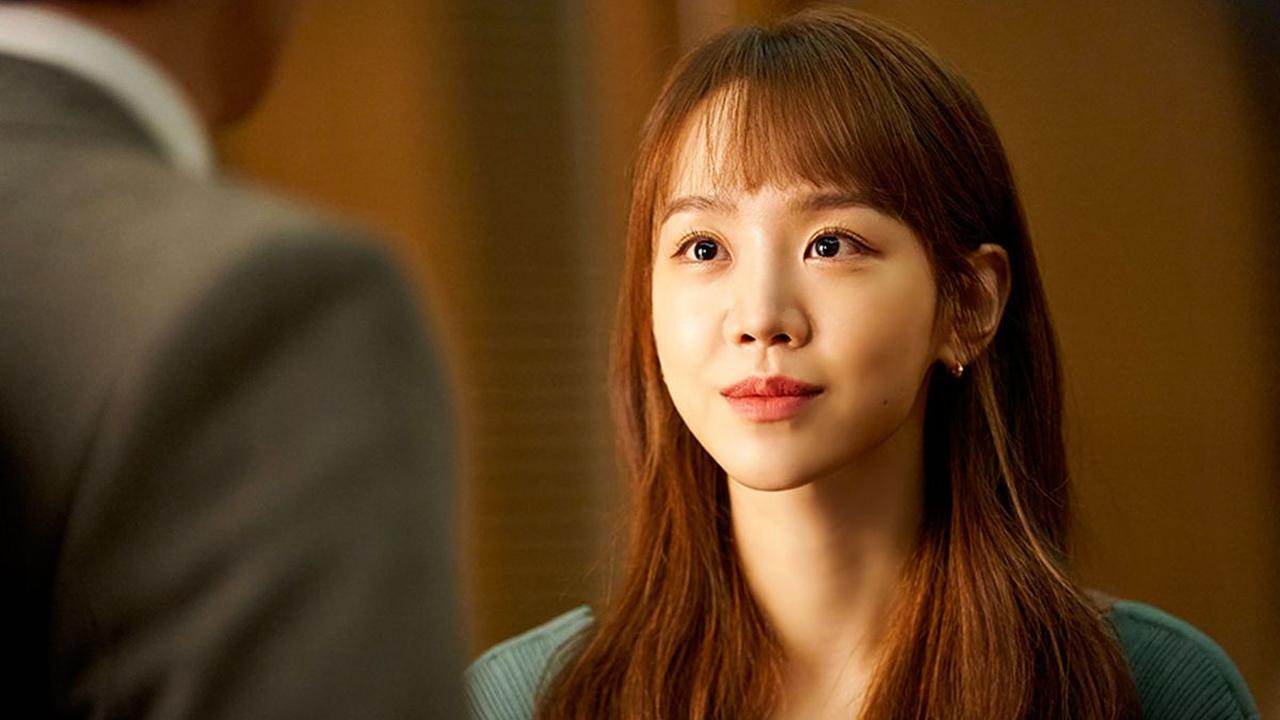 5. Aktris Mr. Queen, Shin Hye Sun memerankan Ban Ji Eum. Ia menjadi perempuan jenius yang serbabisa, karena menyimpan seluruh memori dalam 18 kehidupannya di masa lalu.