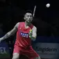 Tunggal putra China, Lin Dan, berusaha mengembalikan kok saat melawan tunggal putra Kanada, Jason Anthony, pada Blibli Indonesia Open 2019 di Istora Senayan, Jakarta, Selasa (16/7). Lin Dan menang 14-21 21-16 21-16. (Bola.com/Vitalis Yogi Trisna)