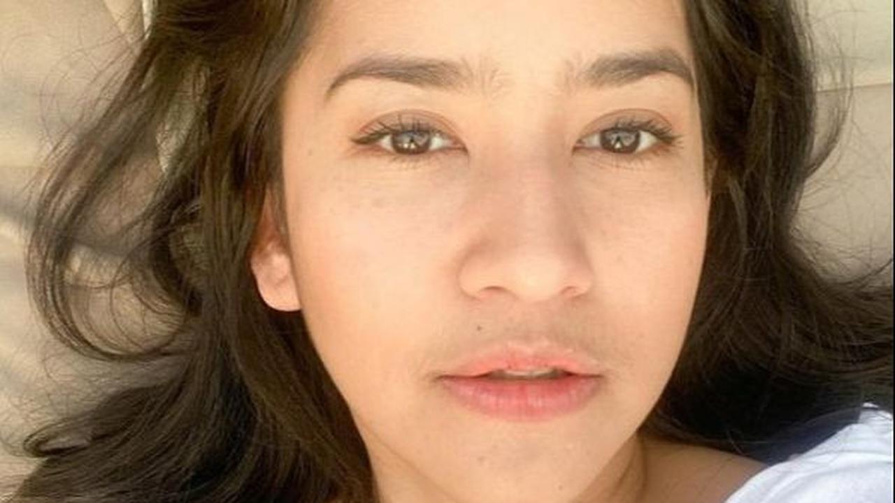 Walau tidak dipoles dengan makeup, wajah Risma tetap cantik. Sungguh cantik natural.