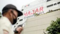 Spanduk raksasa bertuliskan 'Hajar Serangan Fajar' terpasang di Gedung ACLC KPK. (Liputan6.com/Faizal Fanani)