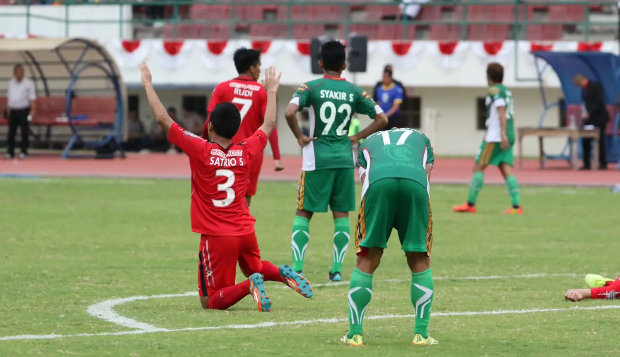 Pemain Semen Padang, Satrio, melakukan selebrasi usai menang melawan Mitra Kukar 2-1 pada lanjutan Grup D Piala Jenderal Sudirman 2015 di Stadion Manahan, Solo, Selasa (15/12/2015). (Bola.com/Nicklas Hanoatubun)