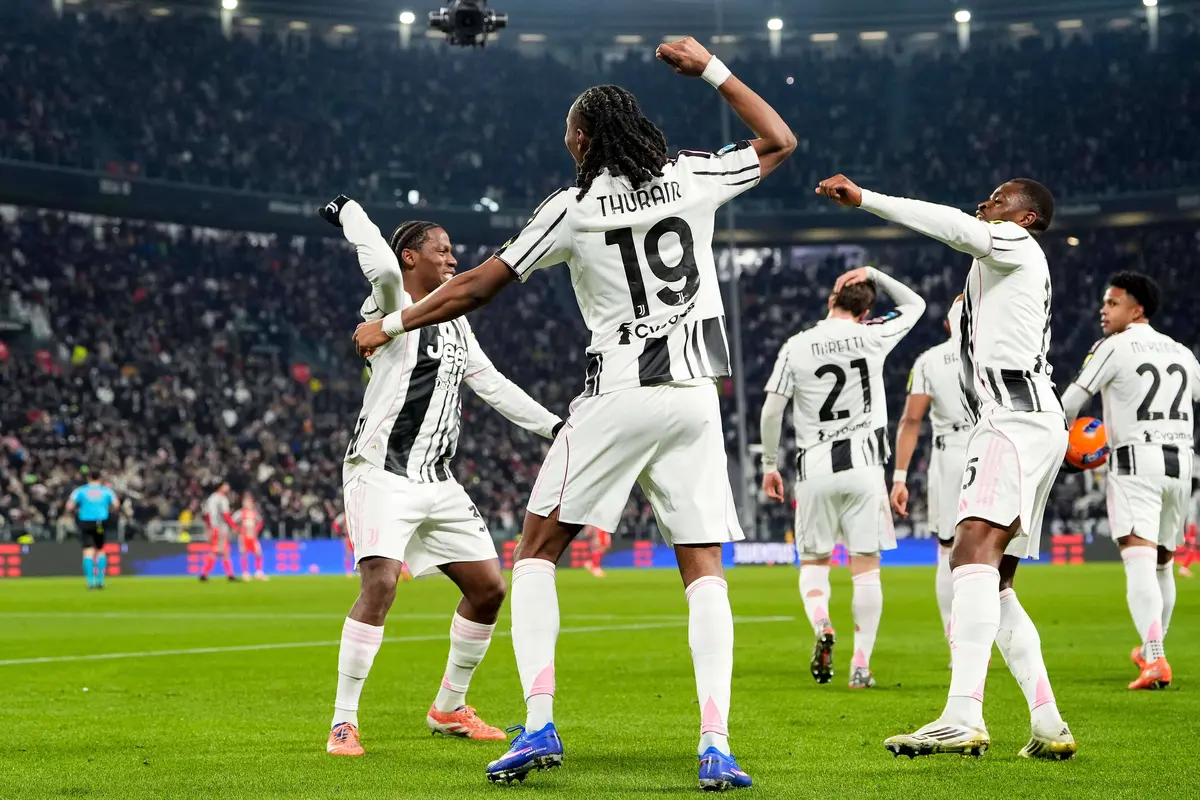 Para pemain Juventus merayakan gol