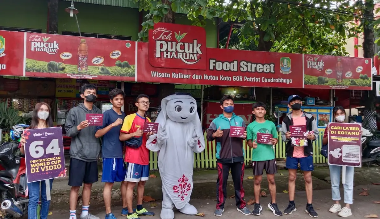 Maskot Piala Dunia 2022, La'eeb berfoto bersama warga saat mengunjungi Hutan Kota Patriot, Bekasi, Jumat (4/11/2022). Antusiasme masyarakat Bekasi bertemu La'eeb sangat besar. Banyak yang mengabadikan momen bersama sang maskot Piala Dunia 2022 yang bakal hadir eksklusif di EMTEK Group. (Dok. SCM)