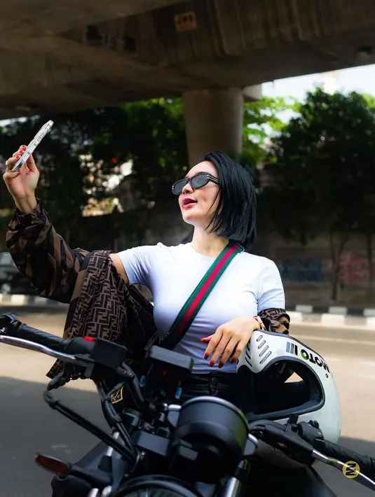 Wika Salim tampak seksi dengan kaos ketat warna putih yang dikenakan. Sedangkan jaket tebalnya tak di kancing hingga terlihat seksi. Momen saat selfie dengan jaket diturunkan. [Instagram/wikasalim]