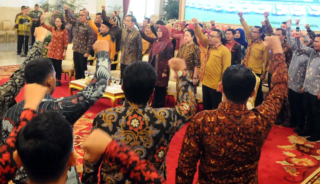 Presiden Joko Widodo (Jokowi) bernyanyi bersama pendamping Program Keluarga Harapan (PKH) dalam Jambore Sumber Daya PKH Tahun 2018 di Istana Negara, Jakarta, Kamis (13/12). Jambore diikuti 598 peserta dari seluruh Indonesia. (Liputan6.com/Angga Yuniar)