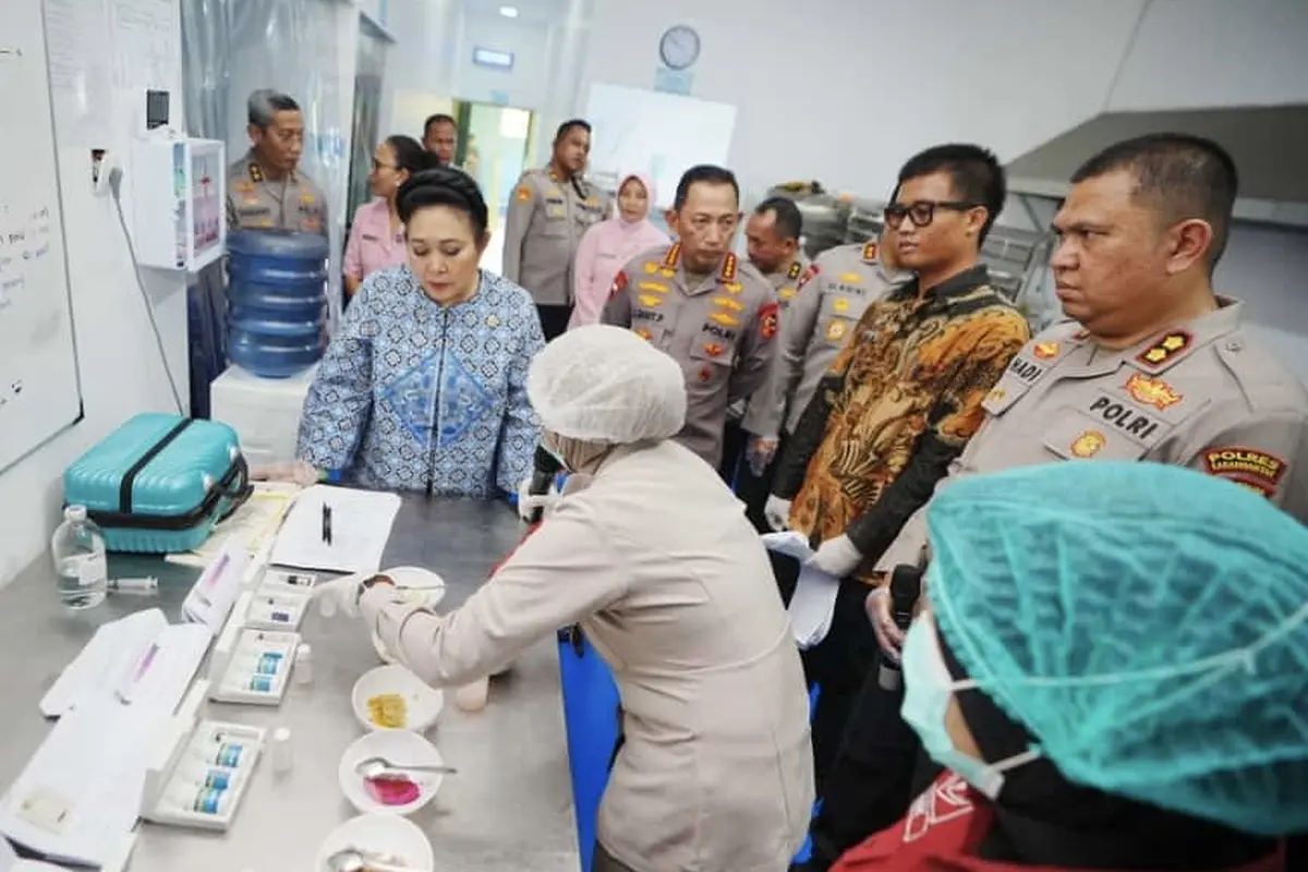 Kapolri Jenderal Listyo Sigit Prabowo bersama Ketua Komisi IV DPR RI Siti Hediati Hariyadi atau Titiek Soeharto meninjau Satuan Pelayanan Pemenuhan Gizi (SPPG) Polri di Karanganyar, Jawa Tengah (Jateng) (Istimewa)
