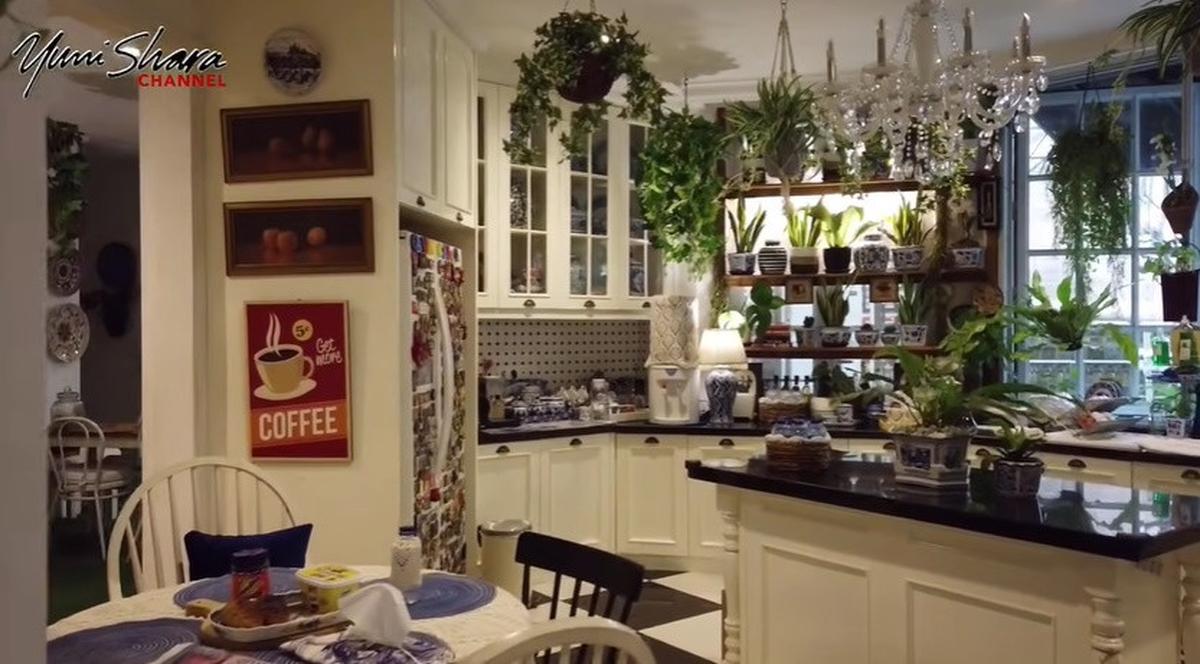 Bertema Jungle House, 8 Potret Dapur Yuni Shara yang Vintage dengan Banyak Tanaman dan Keramik