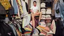 Dalam foto tersebut kamu bisa melihat koleksi baju Kendall Jenner yang menggunung dan sebenarnya nggak begitu rapih. (US Magazine/Adidas)