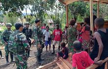 Di Tengah Patroli, Satgas Yonif Jalin Komunikasi dengan Warga Perbatasan