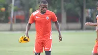 Greg Nwokolo saat menjalani latihan perdana bersama Persija di Solo pada Jumat (30/9/2016). (Bola.com/Romi Syahputra)