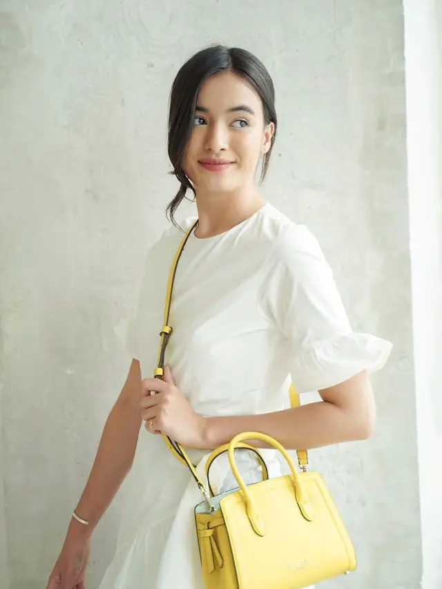 Mawar Eva dengan tas Knott dari Kate Spade New York