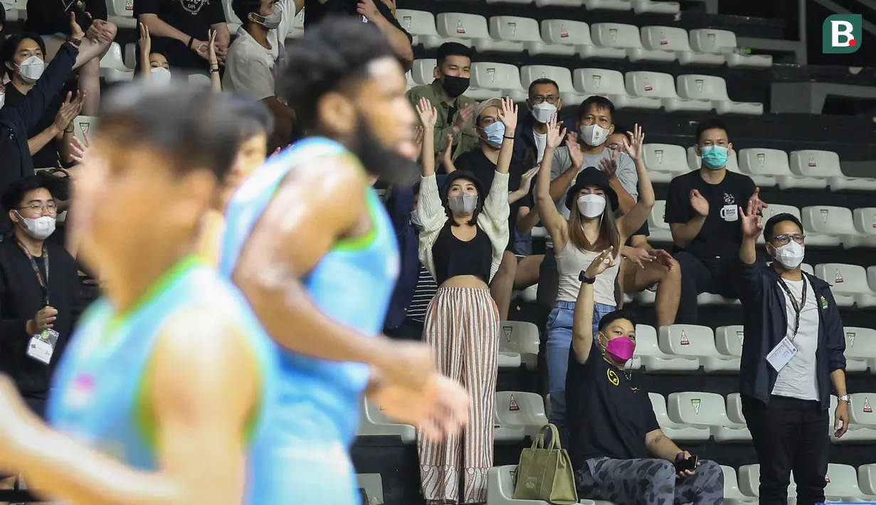 Reaksi gembira sejumlah penonton usai timnya membuat poin saat laga pekan pertama IBL Tokopedia 2022 antara NSH Mountain Gold Timika melawan Bumi Borneo Pontianak di Hall Basket Gelora Bung Karno, Sabtu (15/01/2022). (Bola.com/Bagaskara Lazuardi)