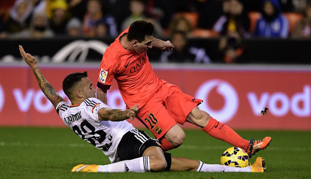 Nicolas Otamendi menekel bintang Barcelona, Lionel Messi pada laga La Liga di Stadion Mestalla, Spanyol, Minggu (30/11/2014). Bek asal Argentina itu dikontrak City selama lima tahun. (AFP Photo/Jose Jordan)