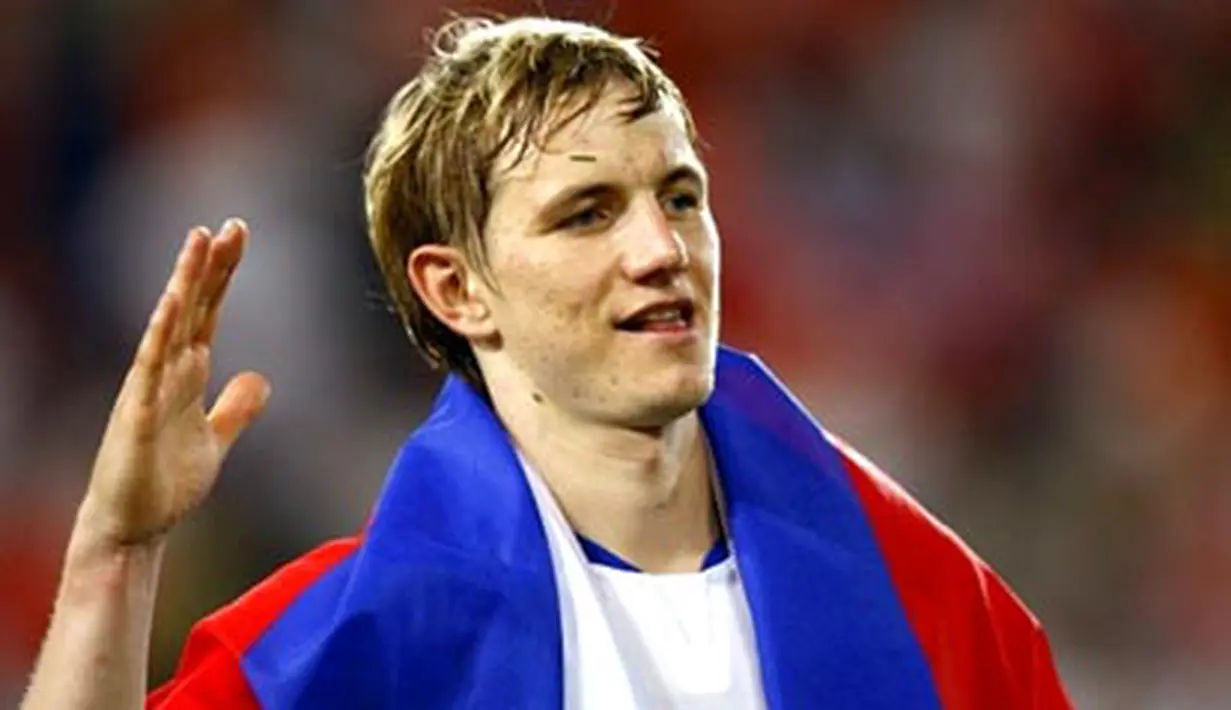 Russian forward Roman Pavlyuchenko, wrapped is his country flag, celebrates after his team won the Euro 2008 Championships quarter-final football match the Netherlands vs. Russia on June 21, 2008 at St. Jakob-Park in Basel. AFP PHOTO / VALERY HACHE