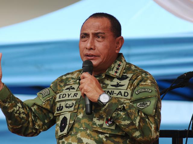Pangkostrad Dan Jd Kandidat Ketum Pssi Versi Psis Dan Persis Indonesia Bola Com