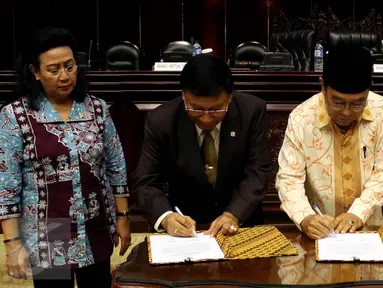 Wakil Ketua DPD Farouk Muhammad (kedua kiri) dan Ketua BPK Harry Azhar Aziz (kedua kanan) menandatangani hasil laporan BPK usai Sidang Paripurna di Kompleks Parlemen, Senayan, Jakarta, Rabu (7/10/2015). (Liputan6.com/Johan Tallo)