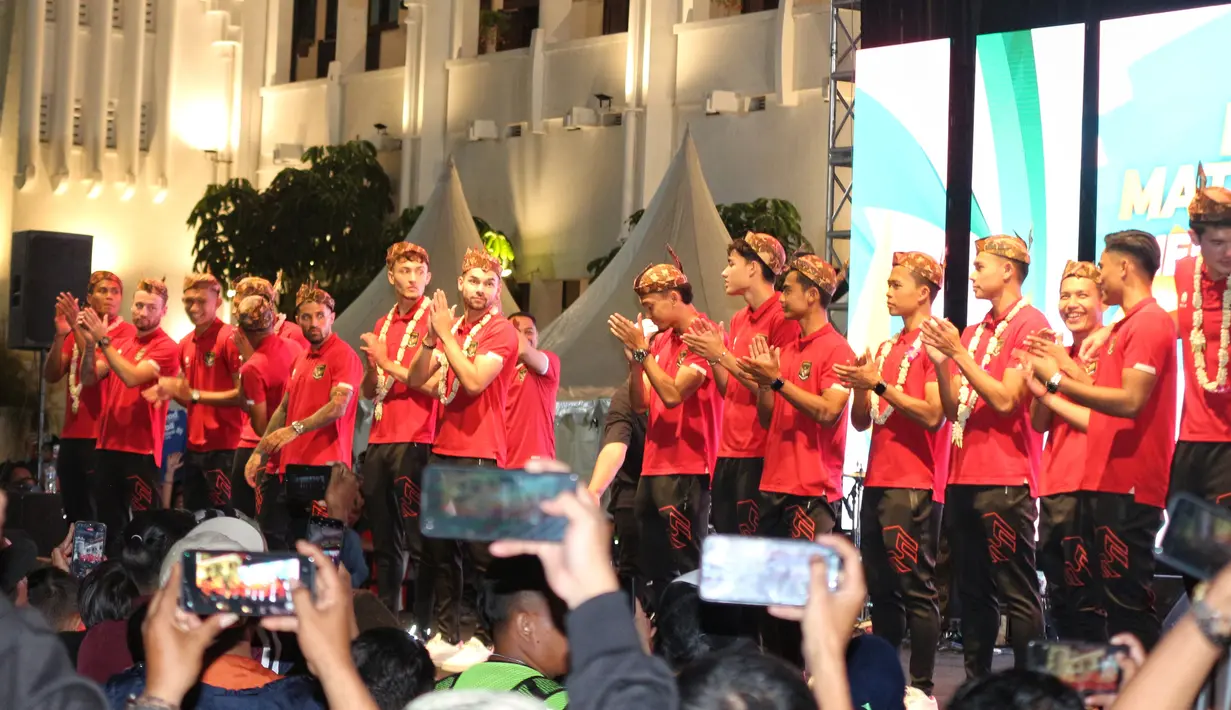 Sejumlah pemain Timnas Indonesia memakai blangkon khas Jawa Timur saat menyapa masyarakat Surabaya dan sekitarnya dalam acara gala dinner dan meet & greet yang berlangsung di Balai Kota Surabaya, Minggu (11/6/2023). (Bola.com/Wahyu Pratama)