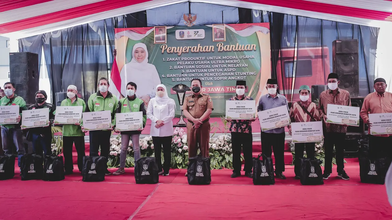 Gubernur Jawa Timur Khofifah Indar Parawansa memberikan bantuan kepada para nelayan dan tukang ojek di Jember (Istimewa)