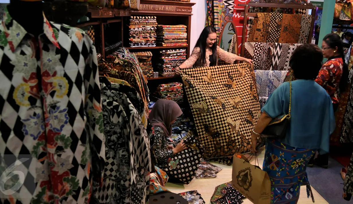 Pengunjung melihat kain batik di salah satu stand pameran Produk Fashion dan Craft Indonesia, di JCC, Jakarta, Selasa (26/8/2015).  Pameran yang berlangsung hingga 30 Agustus 2015 itu diikuti 206 peserta dari berbagai kota. (Liutan6.com/Johan Tallo)