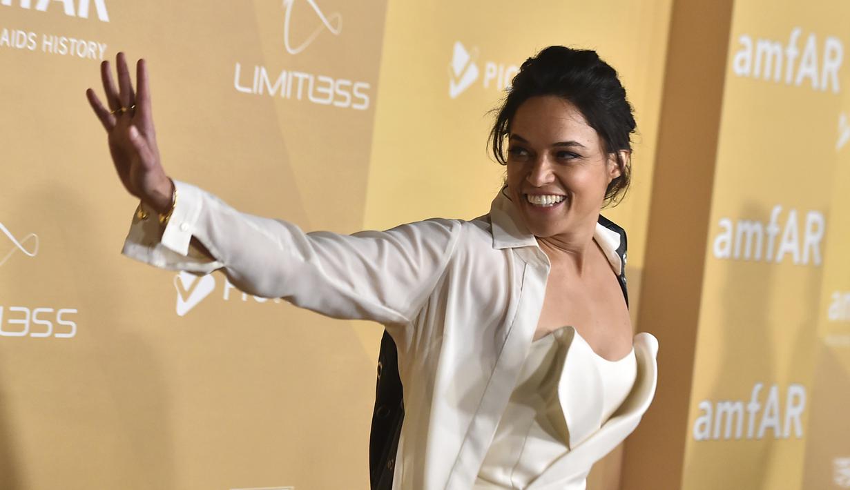 Michelle Rodriguez berpose saat tiba menghadiri amfAR Gala Los Angeles 2022 di The Pacific Design Center di West Hollywood, California pada Kamis, 3 November 2022. Michelle Rodriguez membawa beberapa keunggulan dengan memasangkan jaket kulit di atas atasan dan celana berwarna krem. (Photo by Jordan Strauss/Invision/AP)