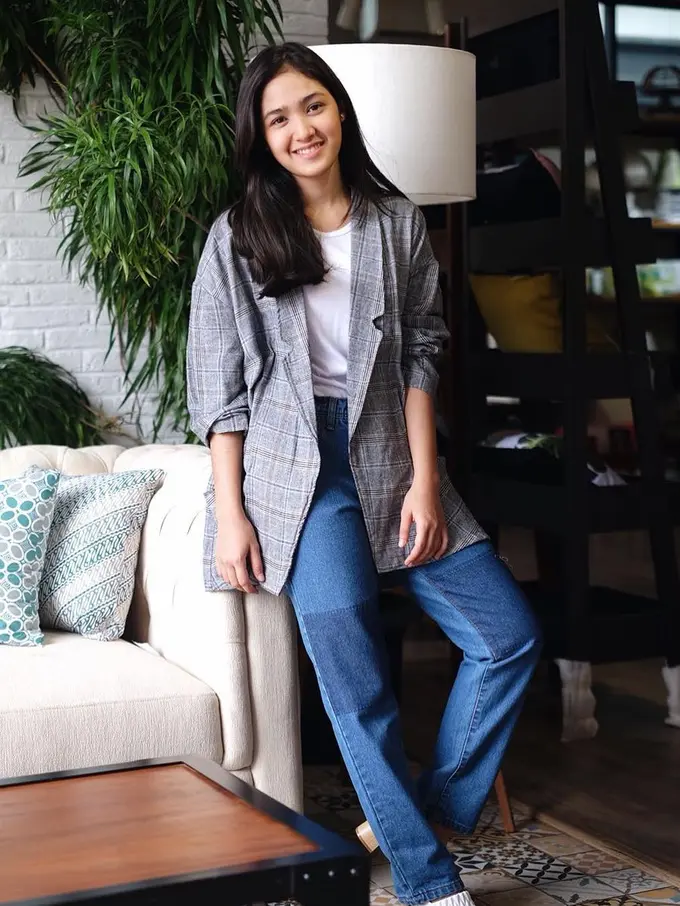 [Bintang] Anti Ribet, Cut Syifa dengan Mix and Match Celana Jeans dan Outer yang Kekinian