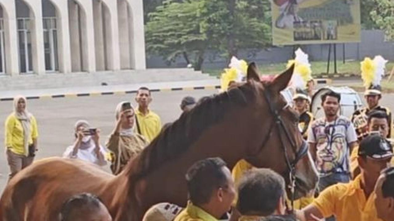 Momen Prabowo Berbatik Kuning Sambangi Markas Golkar, Dapat Kejutan Kuda Cokelat dari Airlangga