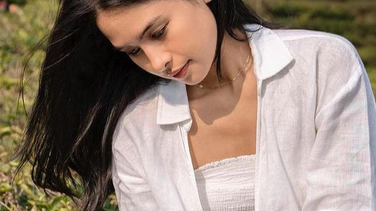Sudah cantik, pintar, berbakat, berprestasi, itu yang melekat dengan  Maudy Ayunda. Maudy juga dipuji karena rambut hitamnya yang tebal dan indah.